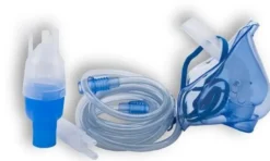 Kit completo per aerosolDispositivo medico CE, classe IIa. Kit completo per aerosolterapia. KIT di ricambio per macchine aerosol ad aria compressa comprensivo di: – nebulizzatore – tubo di raccordo easy grip – boccaglio – erogatore nasale non invasivo – mascherina adulta e pediatrica con elastici. Utilizzabile con tutti i sistemi per areosolterapia ad aria compressa, non compatibile con sistemi ad ultrasuoni.