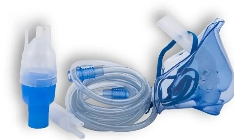 Kit completo per aerosolDispositivo medico CE, classe IIa. Kit completo per aerosolterapia. KIT di ricambio per macchine aerosol ad aria compressa comprensivo di: – nebulizzatore – tubo di raccordo easy grip – boccaglio – erogatore nasale non invasivo – mascherina adulta e pediatrica con elastici. Utilizzabile con tutti i sistemi per areosolterapia ad aria compressa, non compatibile con sistemi ad ultrasuoni.