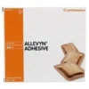 Medicazione idrocellulare adesiva sterile allevyn adhesive altamente assorbente in schiuma di poliuretano a struttura tristratificata 12,5x12,5cm 3 pezzi